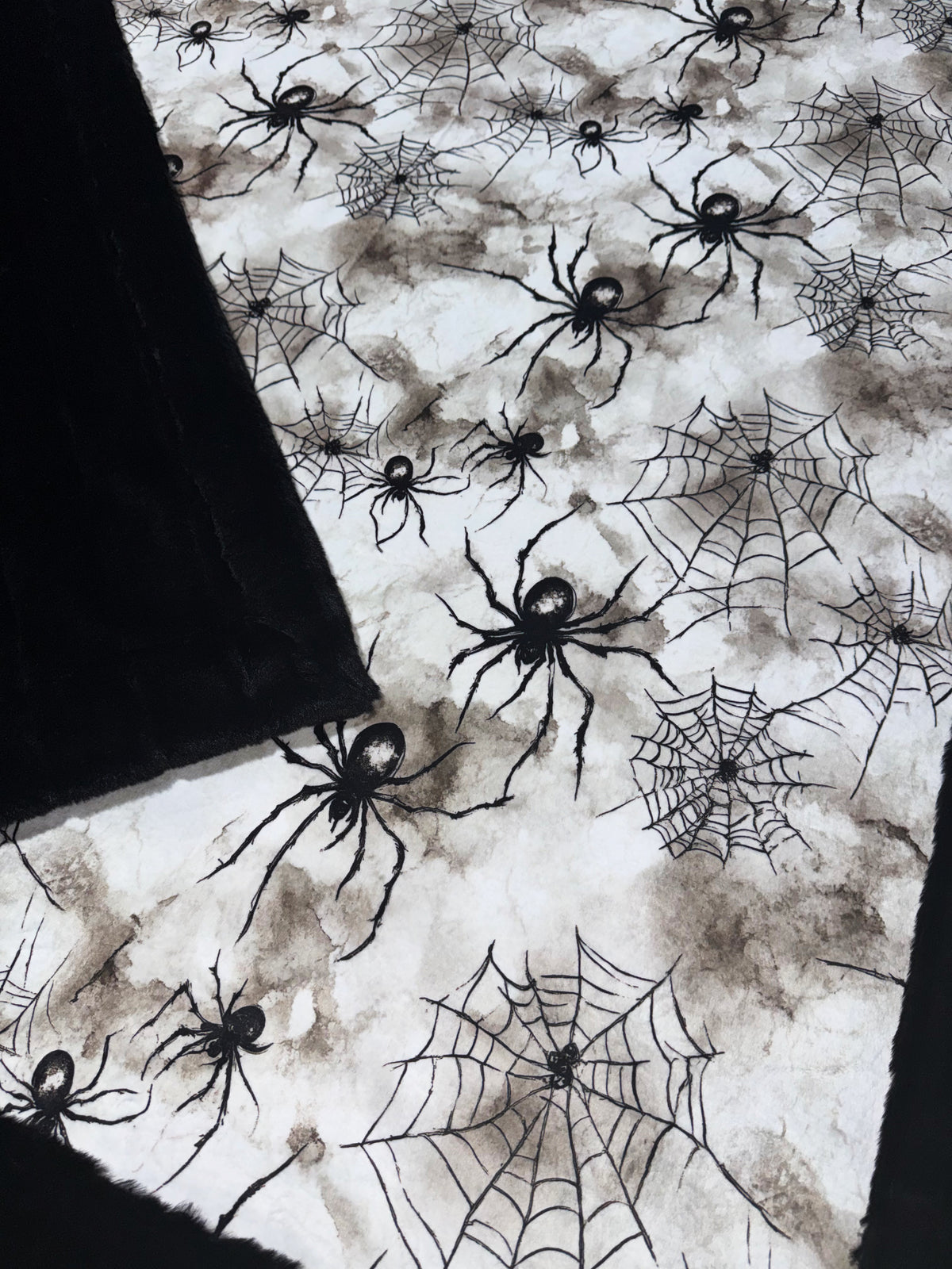 Extra Luxe Black Sydney + Spooky Spiders Xl Adult