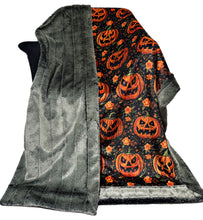 Load image into Gallery viewer, Extra Luxe Sydney Pine Grove + Jack O Lanterns Xl Adult